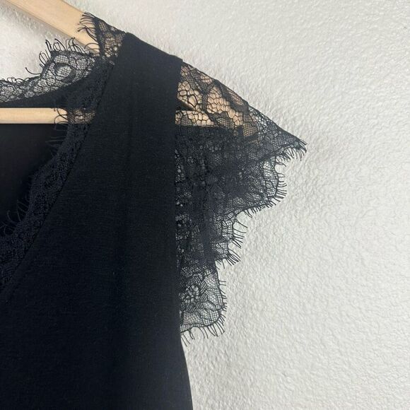 Boutique Women's L Lace Trim Flutter Sleeve VNeck Top Black Sophisticated Basic - Picture 4 of 9